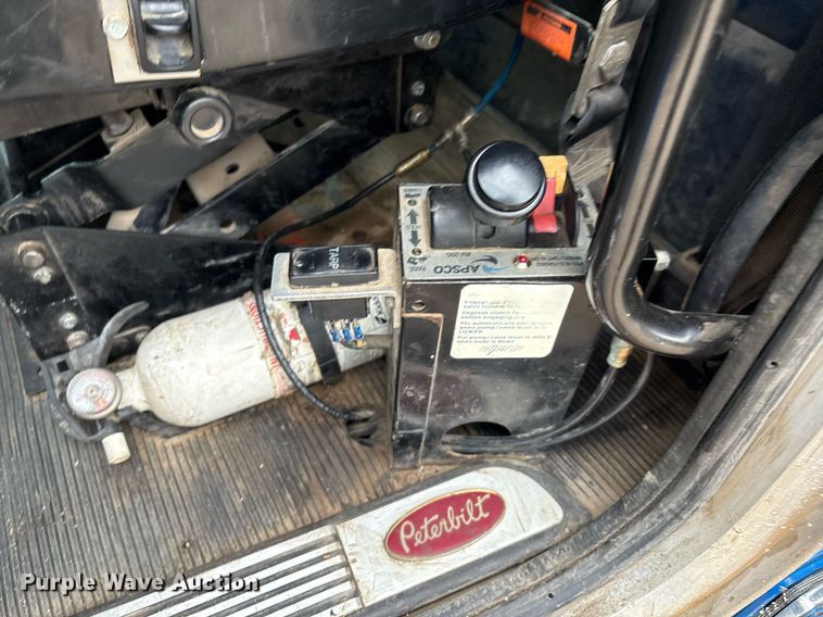 image for item EM2553 2006 Peterbilt 379 dump truck