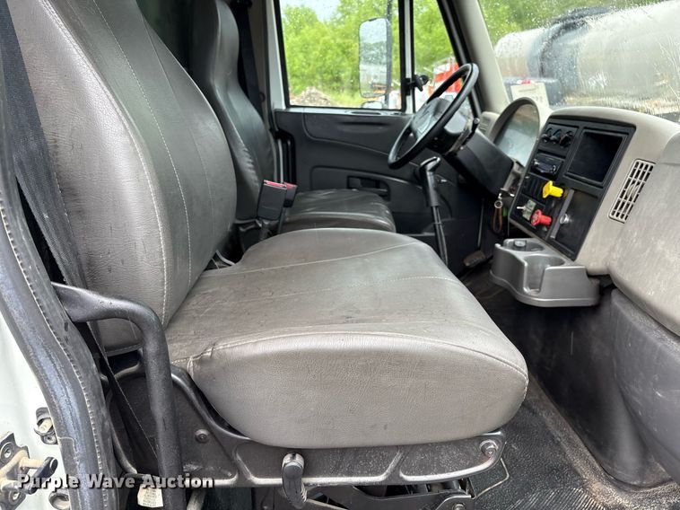 image for item EM2554 2017 International 7400 dump truck