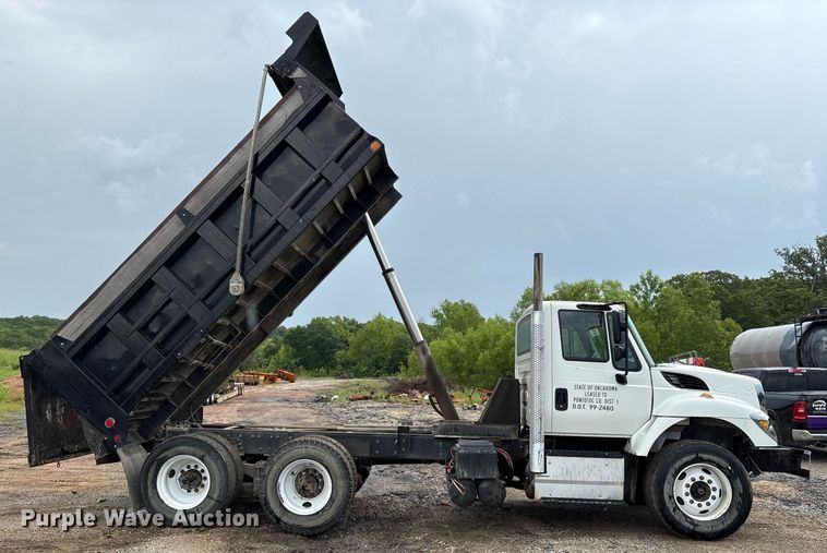 image for item EM2556 2017 International 7400 dump truck