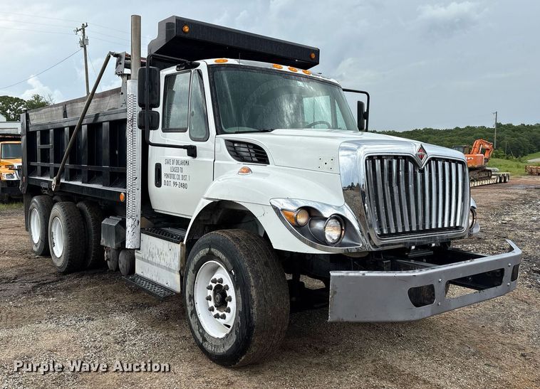 image for item EM2556 2017 International 7400 dump truck