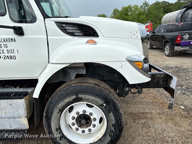 image for item EM2556 2017 International 7400 dump truck