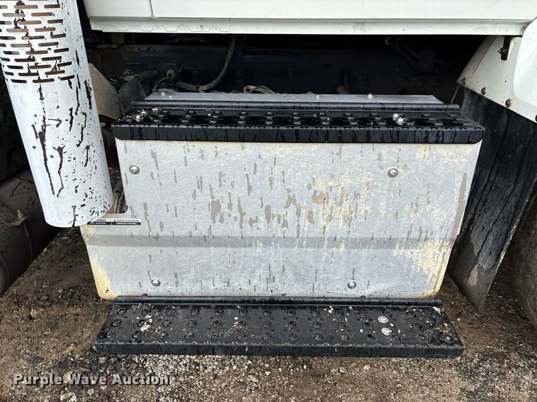 image for item EM2556 2017 International 7400 dump truck