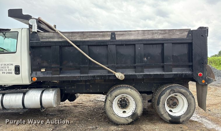 image for item EM2556 2017 International 7400 dump truck