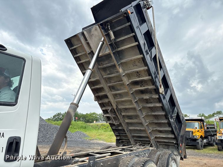 image for item EM2556 2017 International 7400 dump truck