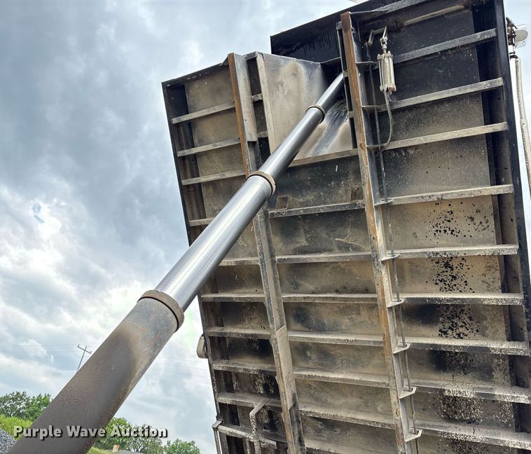 image for item EM2556 2017 International 7400 dump truck