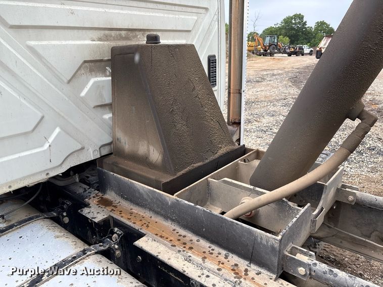 image for item EM2556 2017 International 7400 dump truck