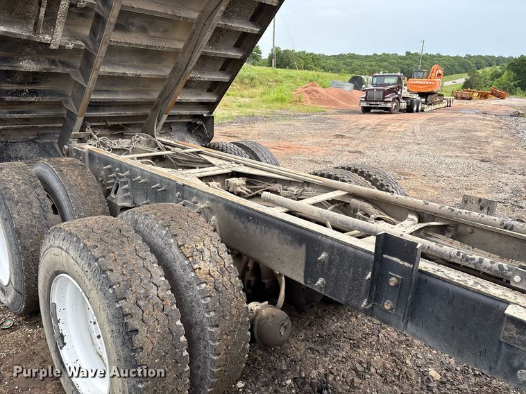image for item EM2556 2017 International 7400 dump truck
