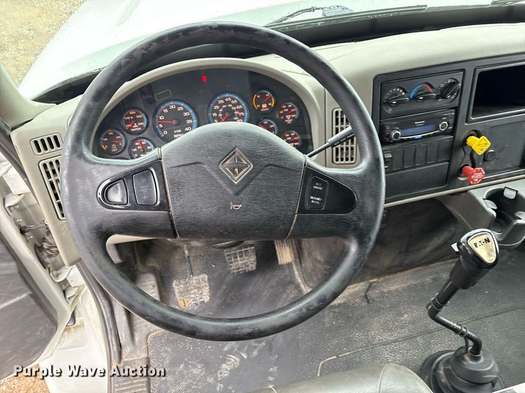 image for item EM2556 2017 International 7400 dump truck