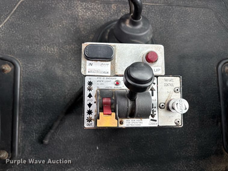 image for item EM2556 2017 International 7400 dump truck