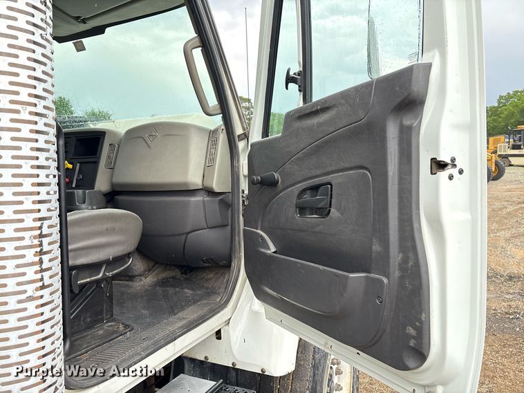 image for item EM2556 2017 International 7400 dump truck