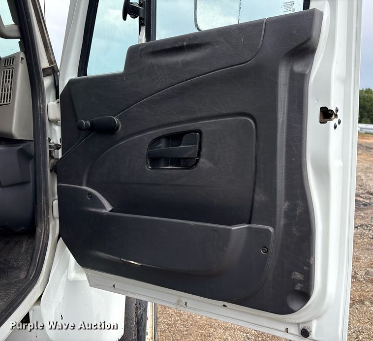 image for item EM2556 2017 International 7400 dump truck