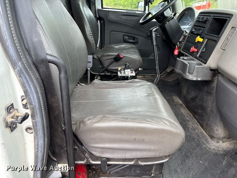 image for item EM2556 2017 International 7400 dump truck