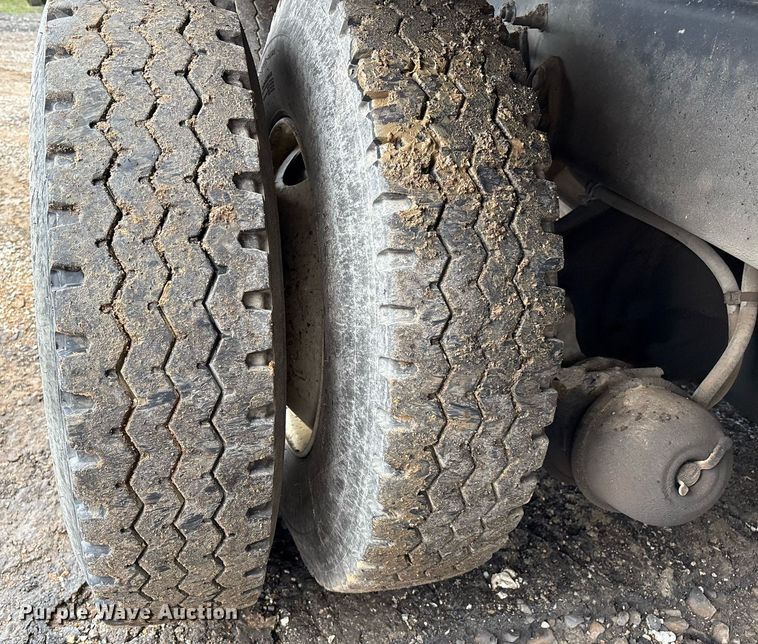 image for item EM2556 2017 International 7400 dump truck