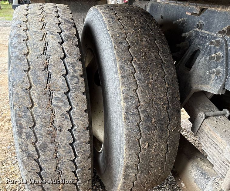 image for item EM2556 2017 International 7400 dump truck