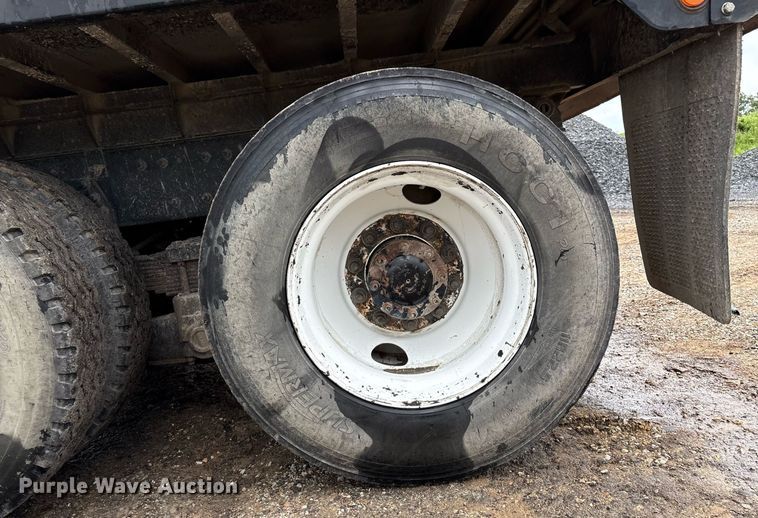 image for item EM2556 2017 International 7400 dump truck