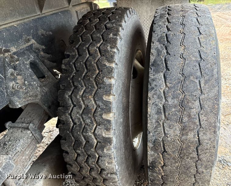 image for item EM2556 2017 International 7400 dump truck