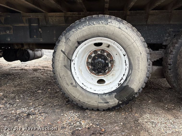 image for item EM2556 2017 International 7400 dump truck