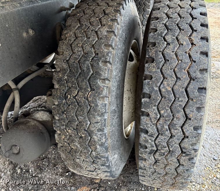 image for item EM2556 2017 International 7400 dump truck