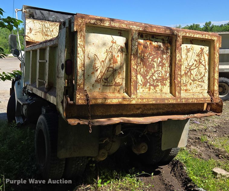 image for item EM7367 2006 Sterling L9500 dump truck