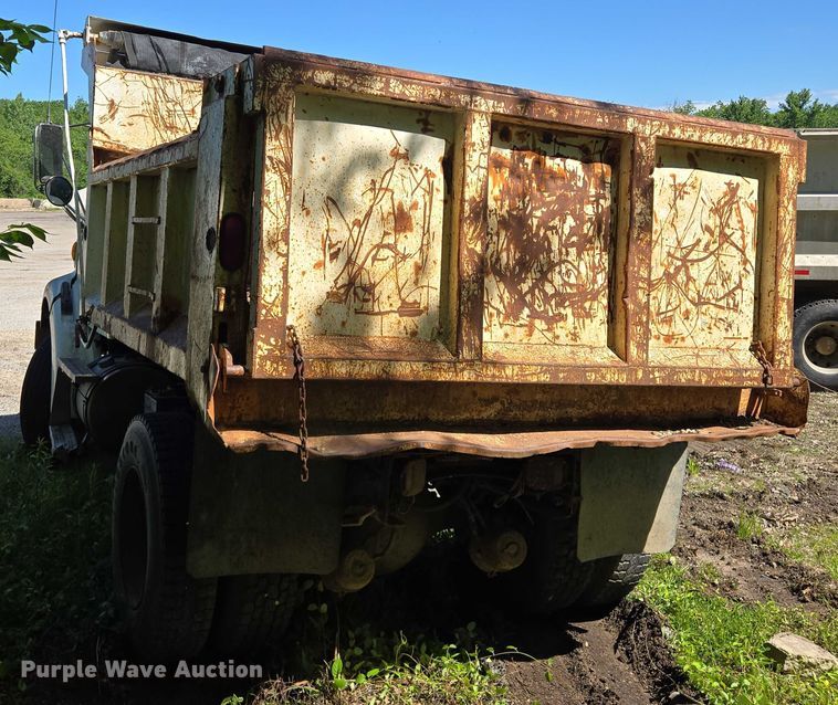 image for item EM7367 2006 Sterling L9500 dump truck