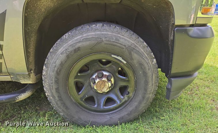 image for item EN3774 2017 Chevrolet Silverado 1500 Crew Cab pickup truck