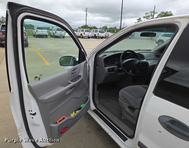 image for item EN8017 2002 Ford Windstar LX van