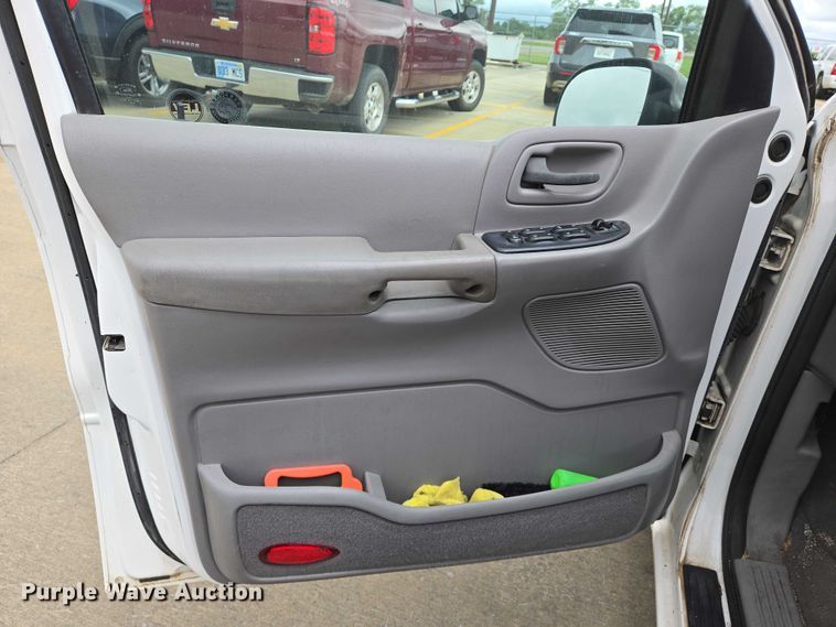 image for item EN8017 2002 Ford Windstar LX van