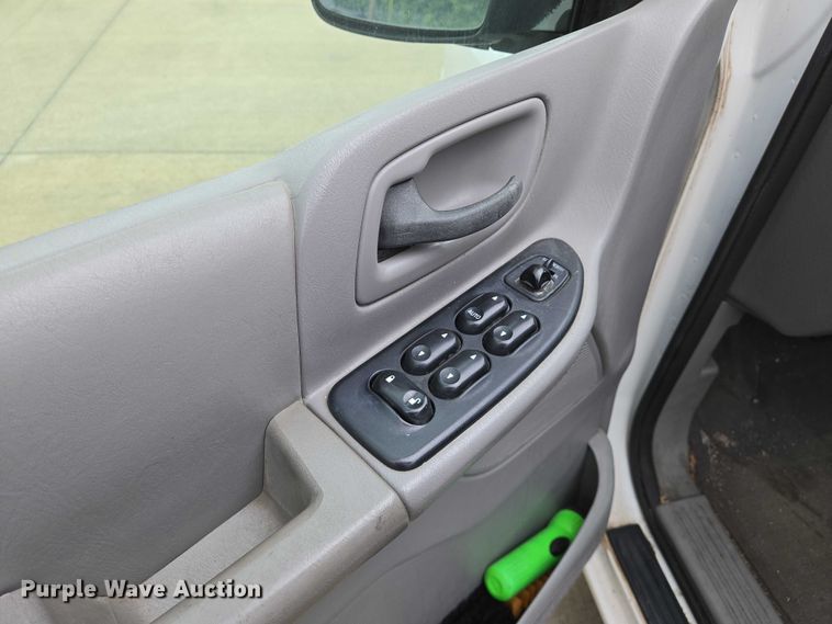 image for item EN8017 2002 Ford Windstar LX van