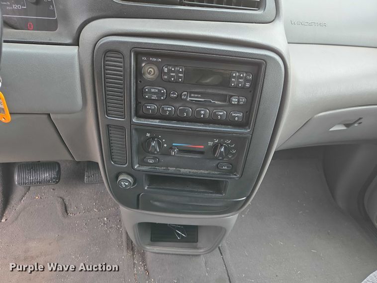 image for item EN8017 2002 Ford Windstar LX van