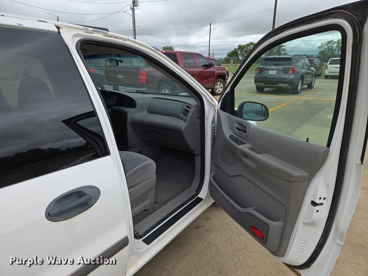 image for item EN8017 2002 Ford Windstar LX van