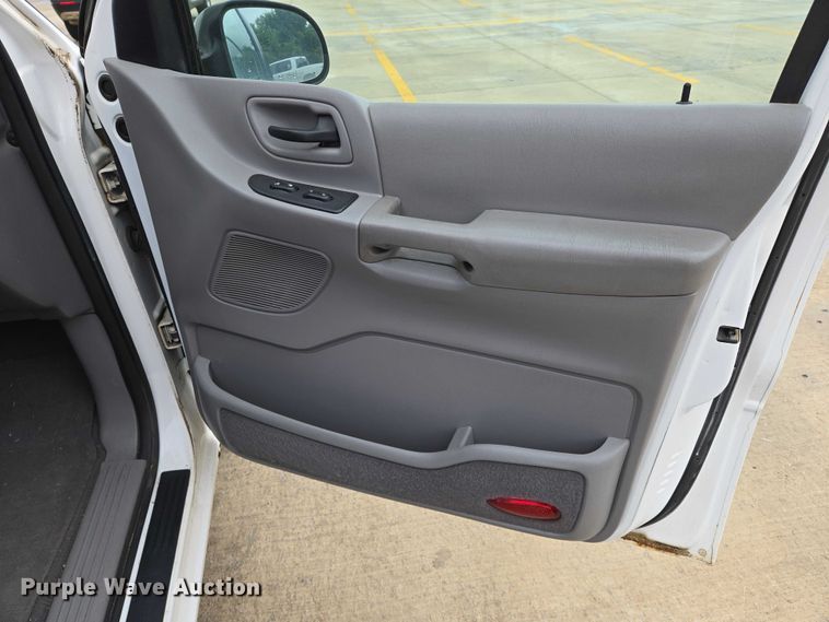 image for item EN8017 2002 Ford Windstar LX van