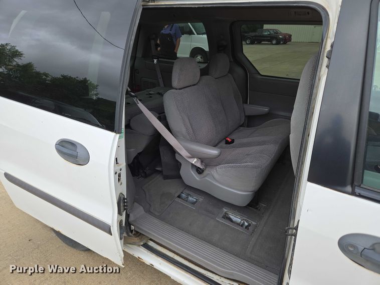 image for item EN8017 2002 Ford Windstar LX van