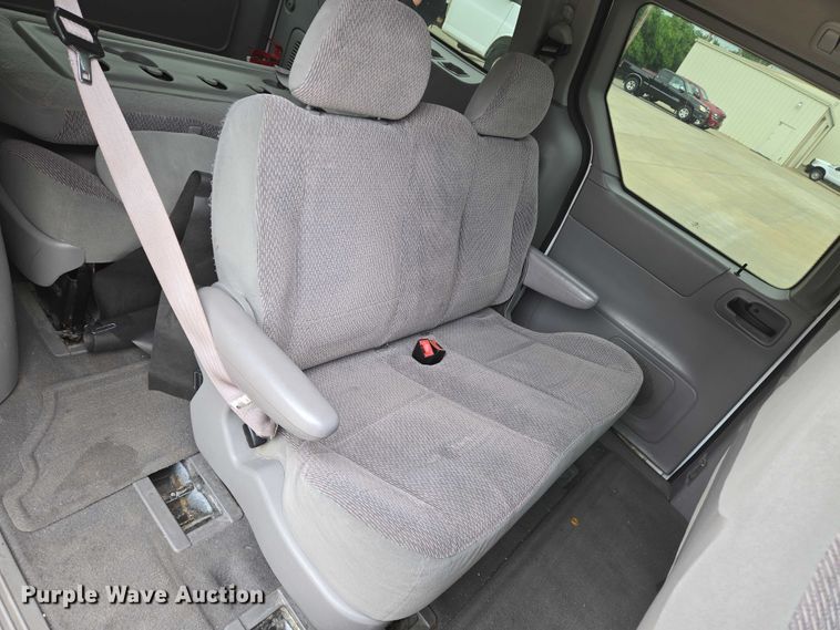 image for item EN8017 2002 Ford Windstar LX van