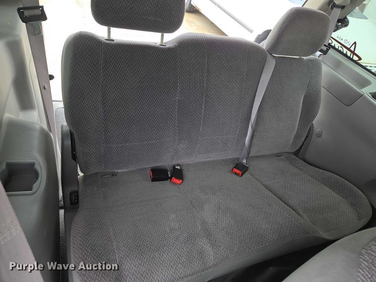 image for item EN8017 2002 Ford Windstar LX van