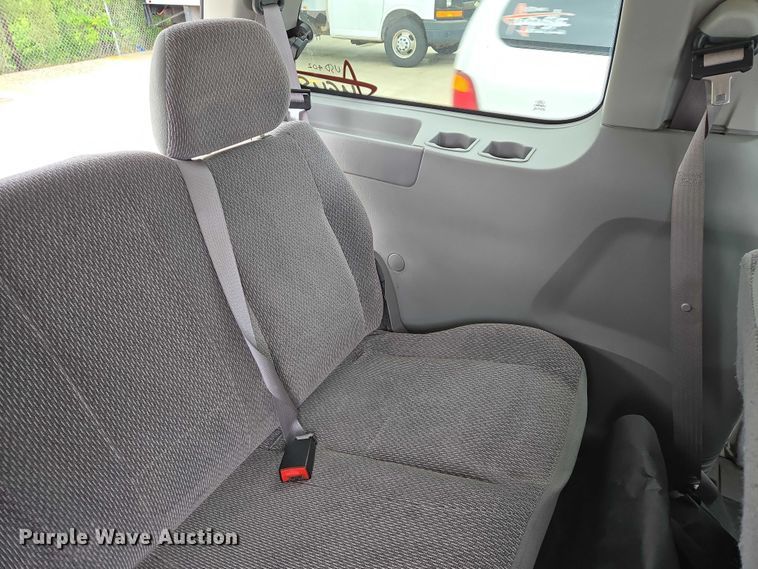 image for item EN8017 2002 Ford Windstar LX van