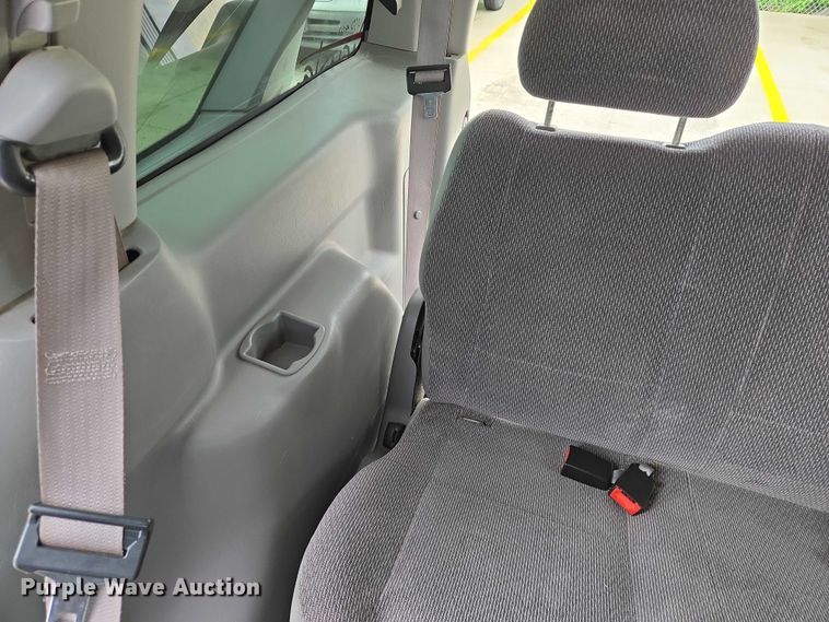 image for item EN8017 2002 Ford Windstar LX van