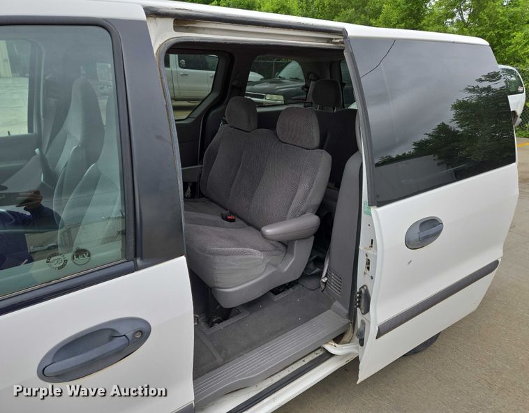 image for item EN8017 2002 Ford Windstar LX van