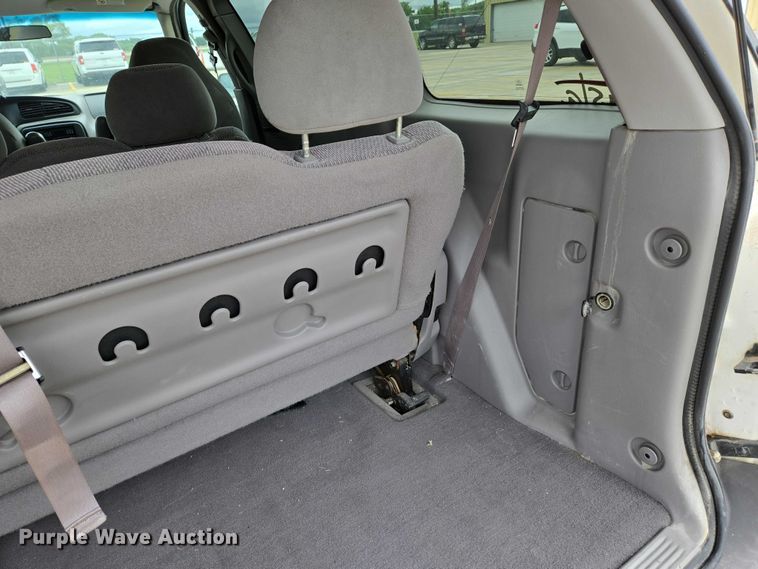 image for item EN8017 2002 Ford Windstar LX van