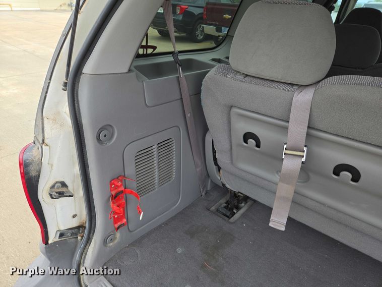 image for item EN8017 2002 Ford Windstar LX van