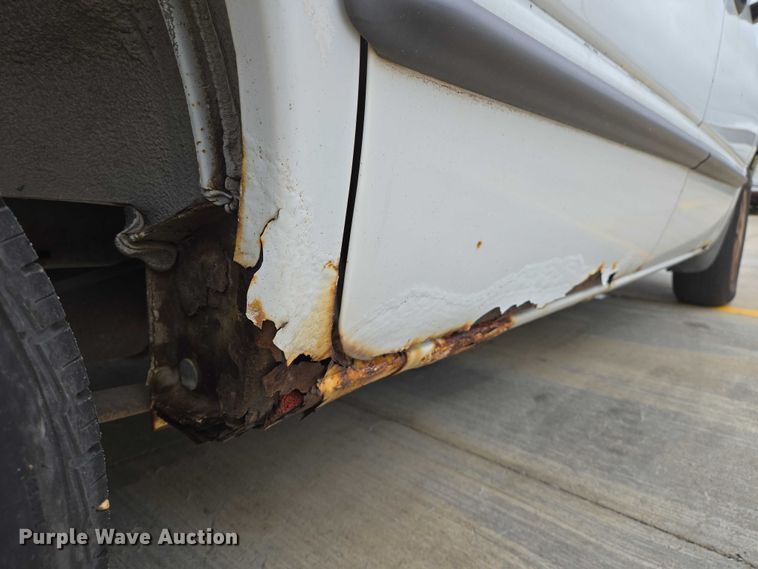 image for item EN8018 2000 Plymouth Voyager  van