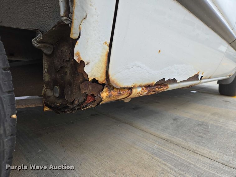 image for item EN8018 2000 Plymouth Voyager  van