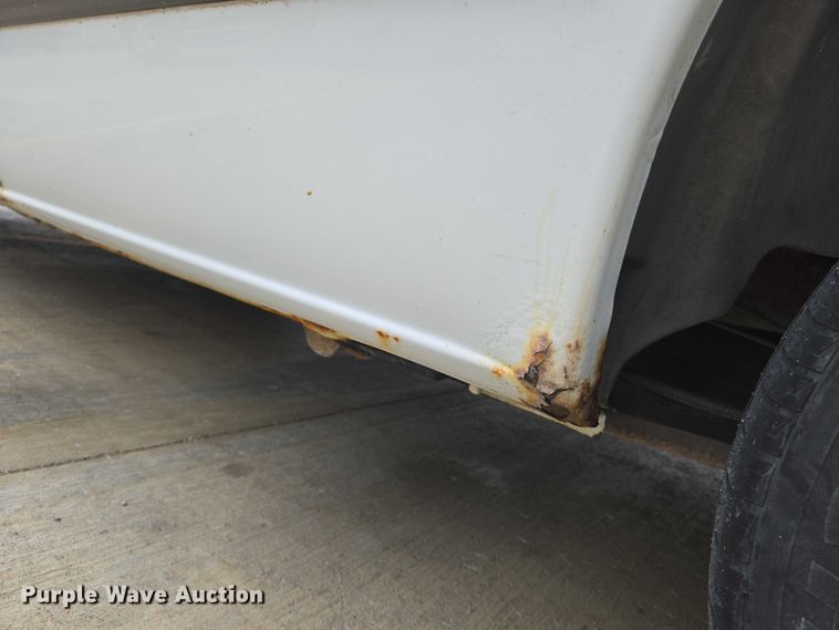 image for item EN8018 2000 Plymouth Voyager  van