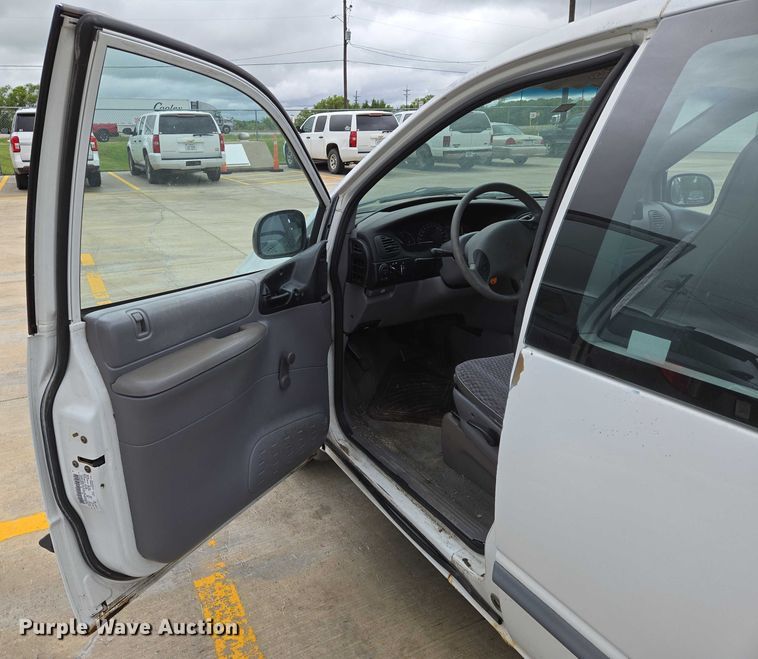 image for item EN8018 2000 Plymouth Voyager  van