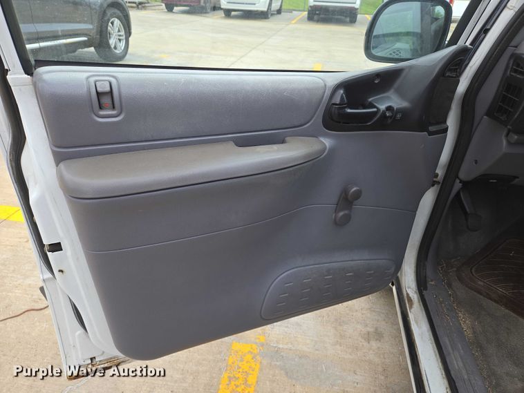 image for item EN8018 2000 Plymouth Voyager  van