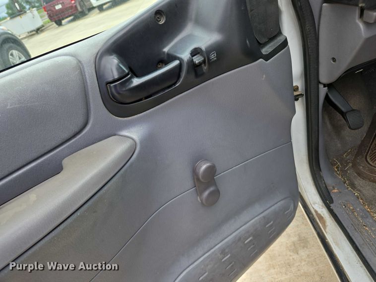 image for item EN8018 2000 Plymouth Voyager  van