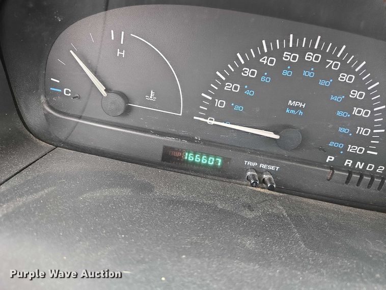 image for item EN8018 2000 Plymouth Voyager  van