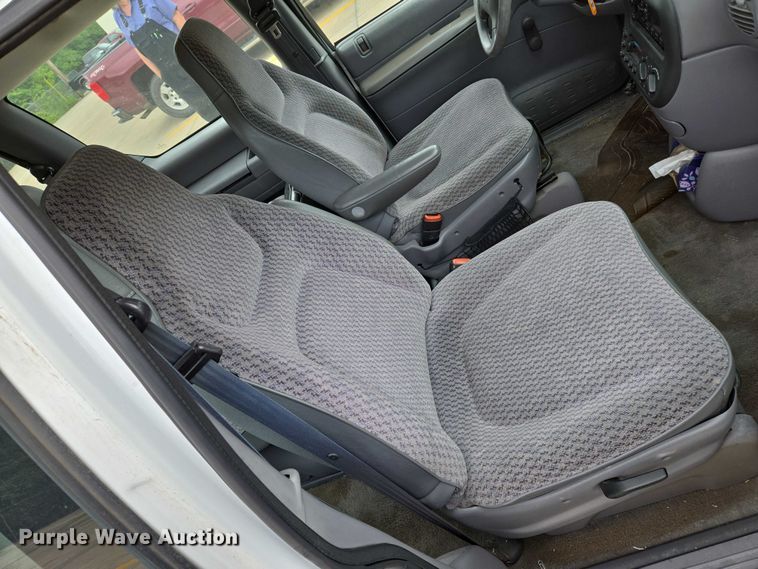 image for item EN8018 2000 Plymouth Voyager  van