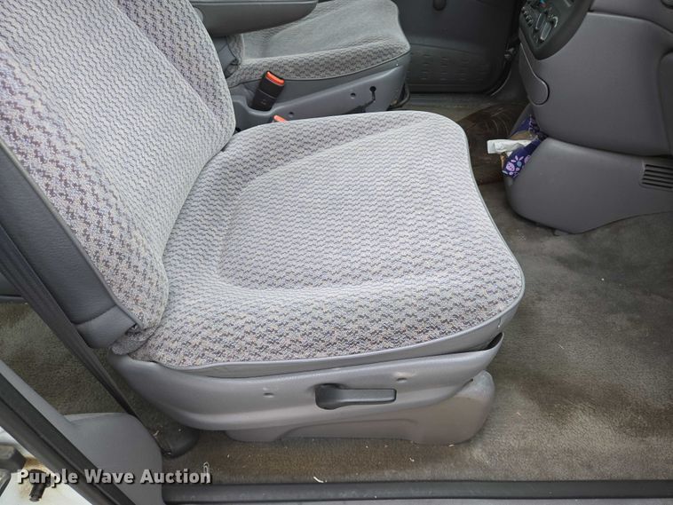 image for item EN8018 2000 Plymouth Voyager  van