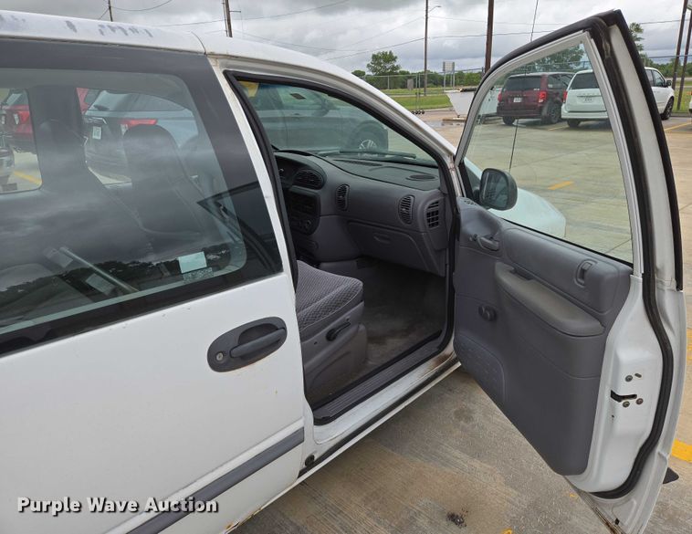 image for item EN8018 2000 Plymouth Voyager  van