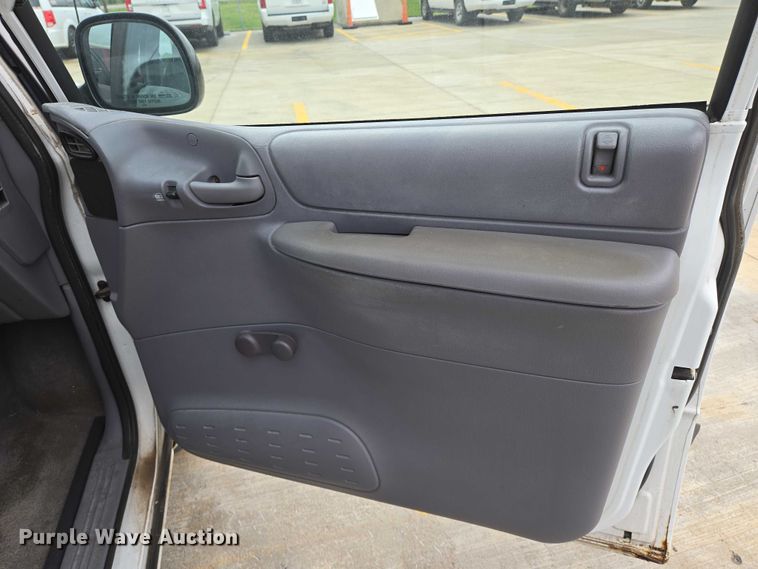 image for item EN8018 2000 Plymouth Voyager  van